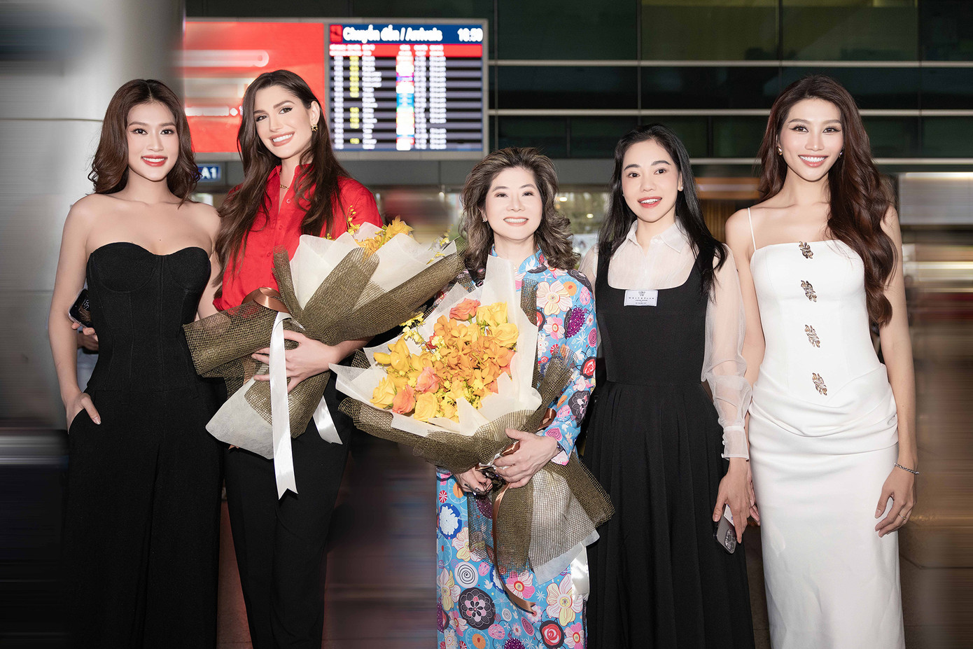 Chiều 26/8, đương kim Hoa hậu Hòa bình quốc tế Isabella Menin và bà Teresa Chaivisut - phó chủ tịch Miss Grand International đã có mặt tại Việt Nam để chuẩn bị tham dự đêm chung kết Miss Grand Vietnam - Hoa hậu Hòa bình Việt Nam 2023 vào tối 27/8 tại TPHCM. Hoa hậu Đoàn Thiên Ân cùng Á hậu Chế Nguyễn Quỳnh Châu cùng ra sân bay để đón đoàn quốc tế.