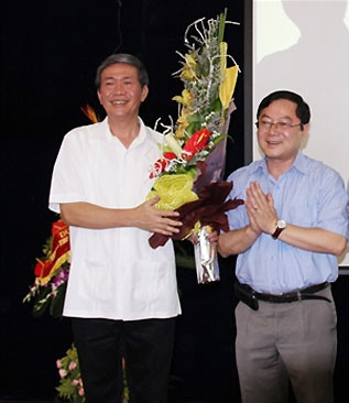 Nhà báo Lê Xuân Sơn - Quyền Tổng biên tập báo Tiền Phong (bên phải) tặng hoa chúc mừng đồng chí Đinh Thế Huynh, một nhà báo kỳ cựu của báo chí cách mạng Việt Nam. Ảnh: Trường Phong