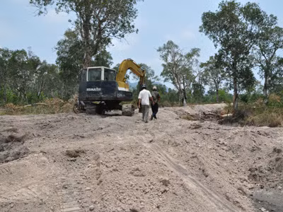 Ngành chức năng yêu cầu Viện Kiểm sát nhân dân huyện Phú Quốc không được dùng xe cuốc phá rừng. Ảnh chụp tại hiện trường khu rừng giao cho Viện Kiểm sát nhân dân huyện Phú Quốc