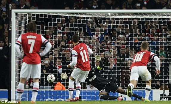 Ramsey giúp Arsenal được hưởng penalty nhưng Ozil lại thực hiện không thành công