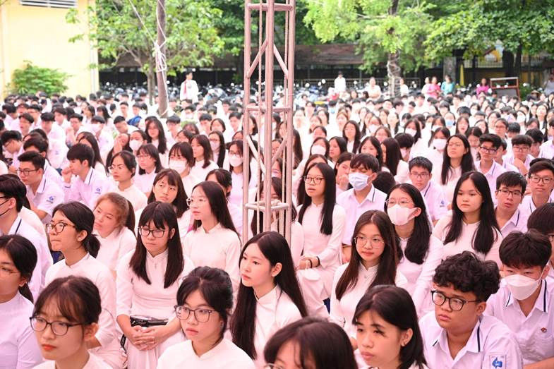Học sinh khối 10 Trường THPT Nhân Chính tại lễ khai giảng sáng 5/9