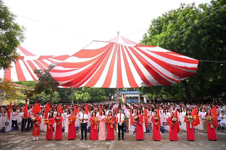 Gần 1.800 học sinh Trường THPT Nhân Chính tham dự ngày khai trường