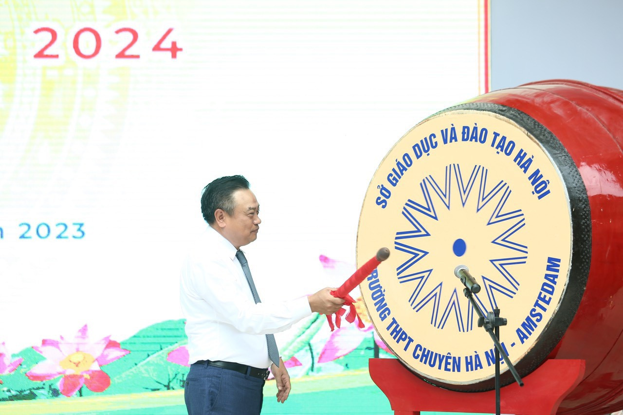 Chủ tịch UBND thành phố Hà Nội Trần Sỹ Thanh đánh trống khai giảng năm học mới
