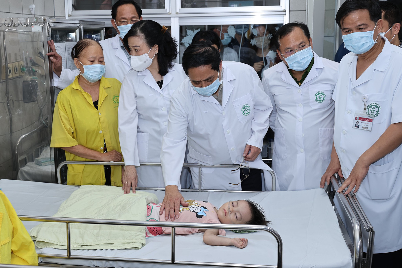 Thủ tướng tới Bệnh viện Bạch Mai thăm các nạn nhân vụ cháy. Ảnh: Như Ý