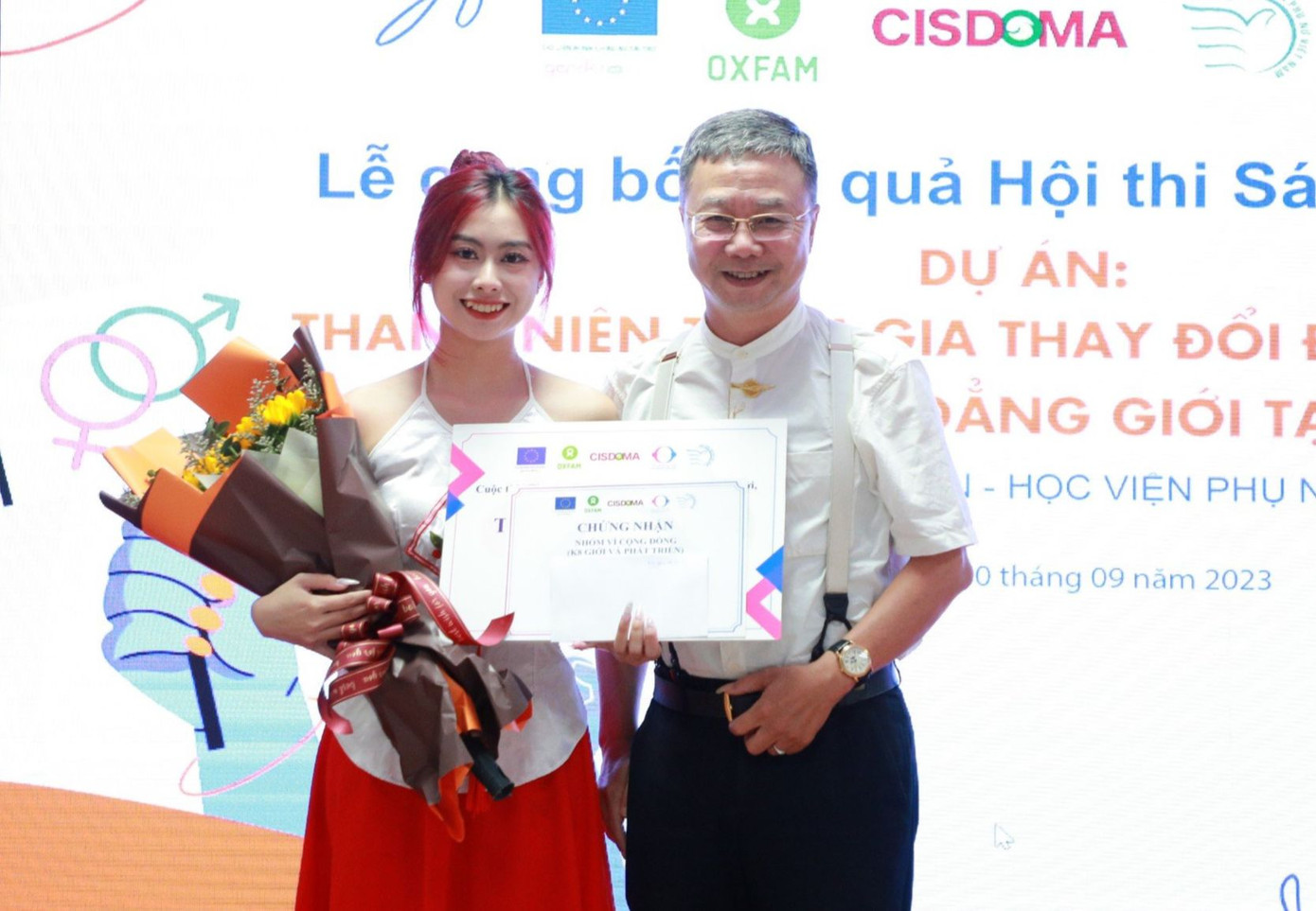 Ông Đào Ngọc Ninh, Phó viện trưởng Viện Cisdoma trao giải nhất cho sinh viên Ông Đào Ngọc Ninh, Phó viện trưởng Viện Cisdoma trao giải nhất cho sinh viên