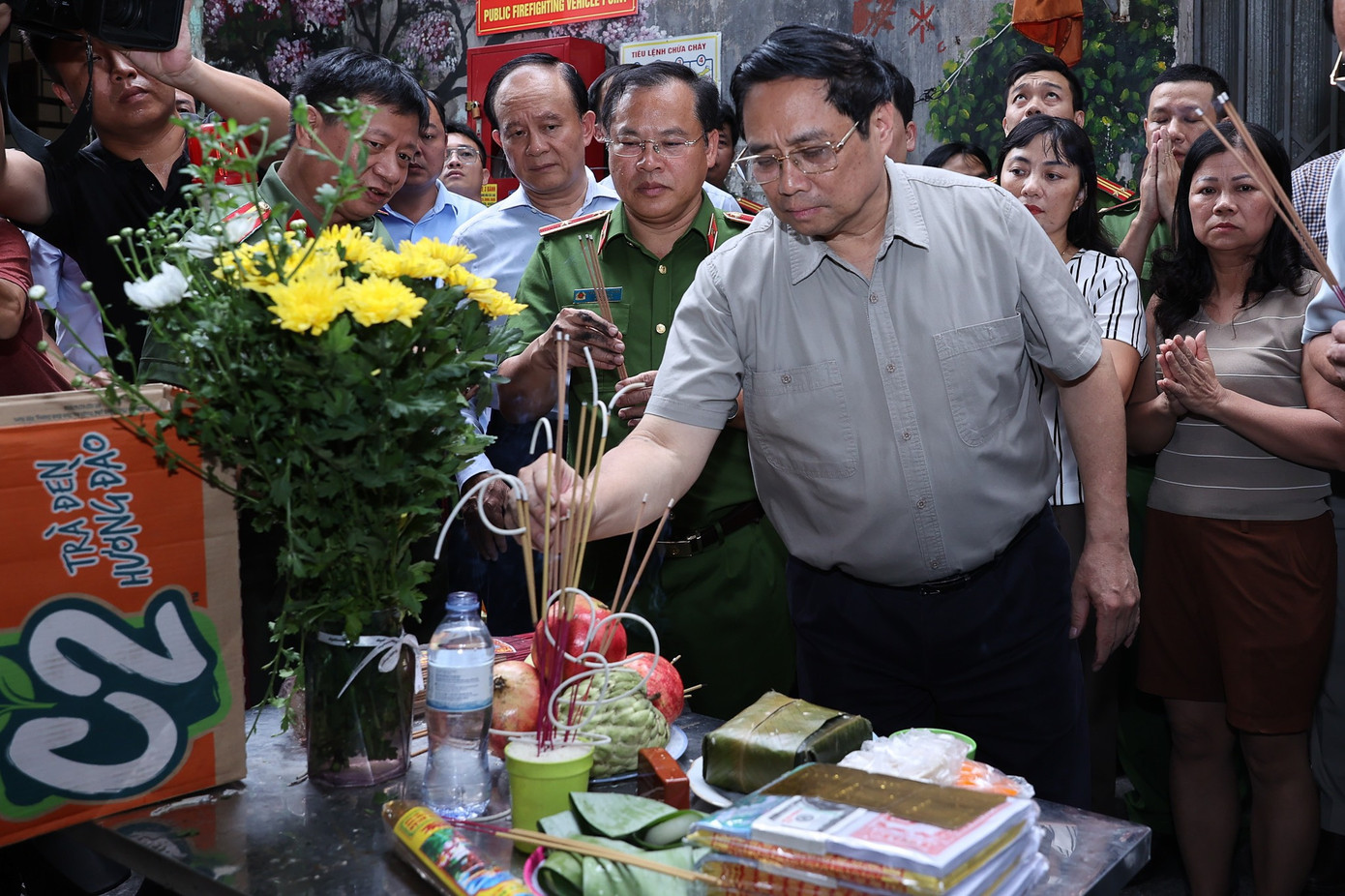 Thủ tướng Phạm Minh Chính thắp hương cho các nạn nhân tại hiện trường vụ cháy chung cư mini. Ảnh: Như Ý
