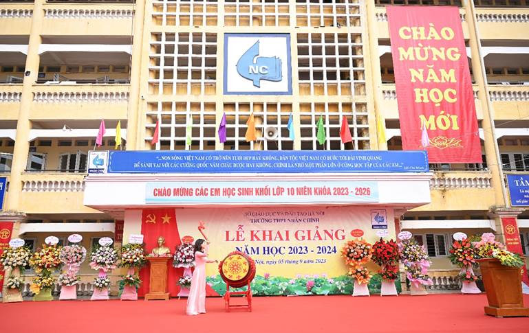 Cô giáo Nguyễn Phương Lan, Phó Bí thư Chi bộ, Phó Hiệu trưởng phụ trách Trường THPT Nhân Chính đánh trống khai giảng năm học 2023 - 2024