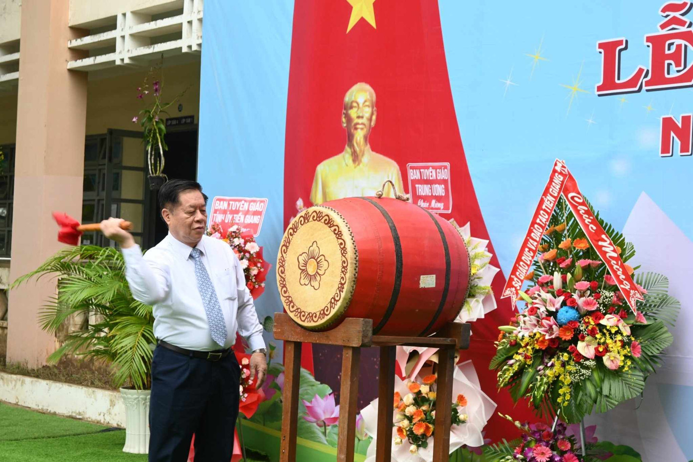 Trưởng Ban Tuyên giáo Trung ương Nguyễn Trọng Nghĩa đánh trống khai giảng.