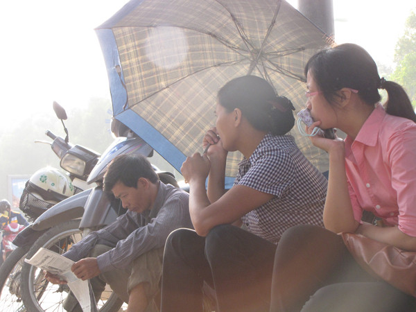 Hướng về cổng trường, nơi có con em mình đang thi. Ảnh: Trường Phong