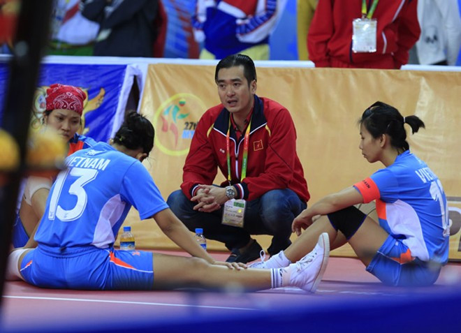 HLV Hà Tùng Lập liên tục đưa ra các chỉ đạo nhưng các học trò của ông vẫn chơi không khởi sắc hơn là bao. Bài viết: http://news.zing.vn/HLV-cau-may-ngao-ngan-nhin-hoc-tro-thua-Myanmar-post377795.html#category Nguồn Zing News 