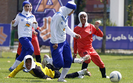 Tám thành viên đội nữ Iran là... đàn ông ảnh 1