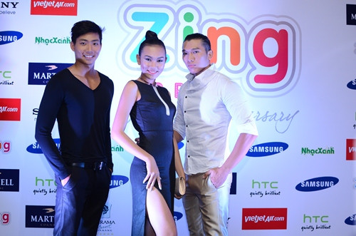 Diệu Huyền chụp ảnh cùng giải vàng Siêu mẫu 2012 Hữu Long (trái) và Ngọc Tình. Cả ba là những người mẫu tham gia trình diễn bộ sưu tập mới của Công Trí