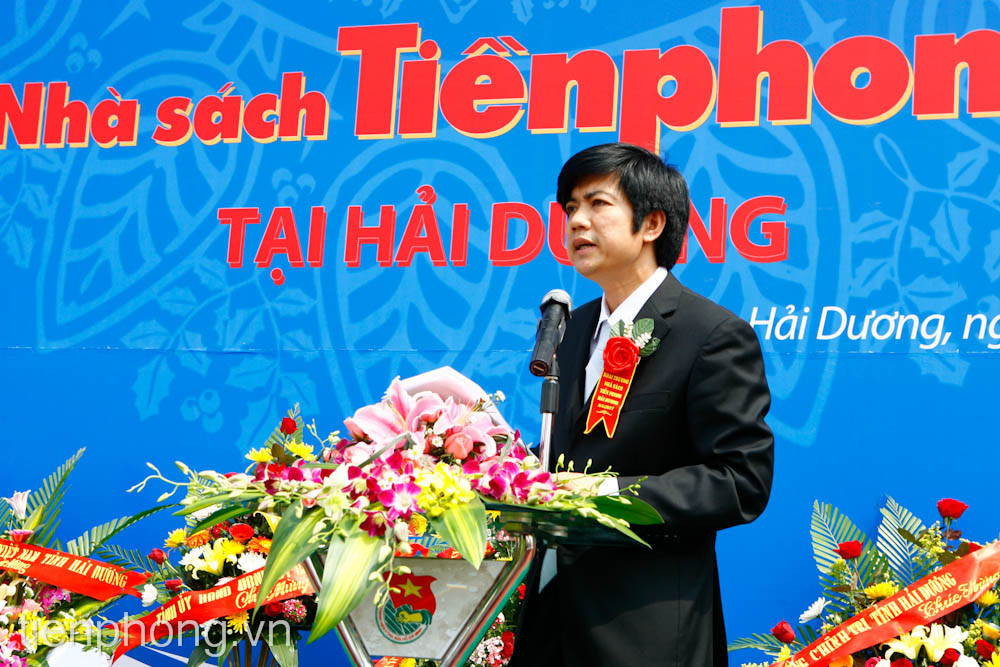 nhà báo Đoàn Công Huynh - Tổng Biên tập báo Tiền Phong, Chủ tịch HĐQT Cty CP Tiền Phong phát biểu tại lễ khai trương. Ảnh: Hồng Vĩnh