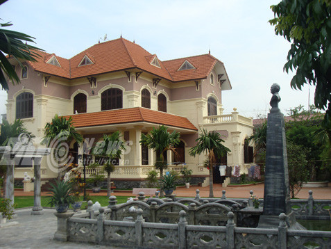 Ngôi mộ và tòa biệt thự nằm trên phần đất bị xiết nợ 