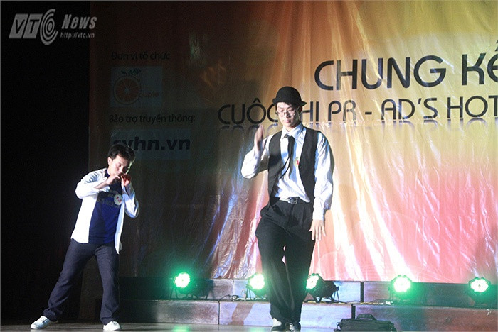 Cặp đôi Bùi Tuấn Trung - Lầu Bá Xa kết hợp nhạc kịch với kèn lá và nhảy hiphop