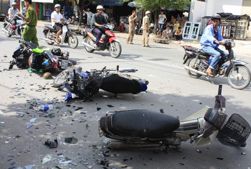 Hiện trường vụ tai nạn giữa 4 xe máy. Ảnh: An Nhơn (VnExpress)