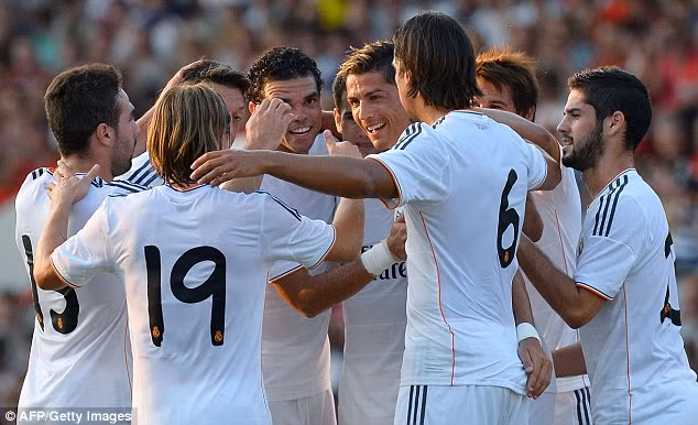 Ronaldo chia vui cùng đồng đội