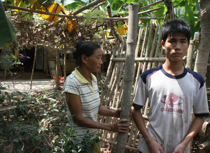 Dù cuộc sống còn nhiều khó khăn những chị Thảo và con trai chưa lúc nào tắt khát khao về việc học hành.