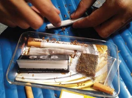 Điếu Pin được cuốn trong tờ giấy OCB. Ảnh minh họa . Điếu Pin được cuốn trong tờ giấy OCB. Ảnh minh họa