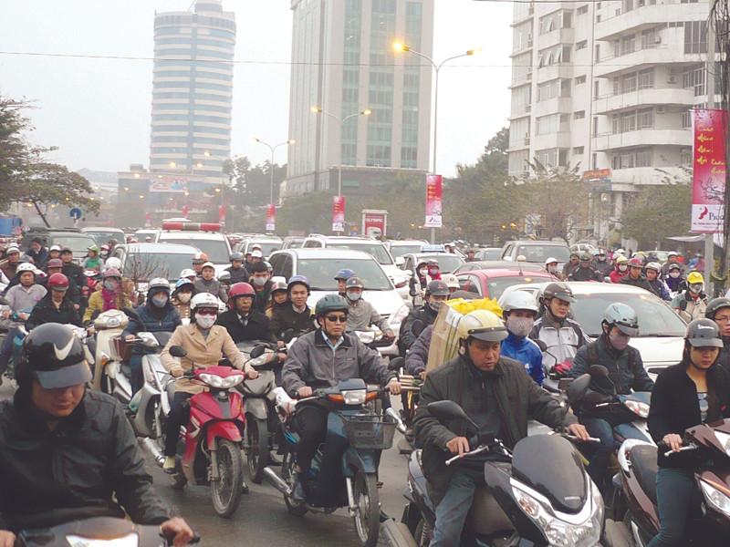 Đổi giờ, xuất hiện một số điểm ùn tắc. Ảnh: Trọng Đảng
