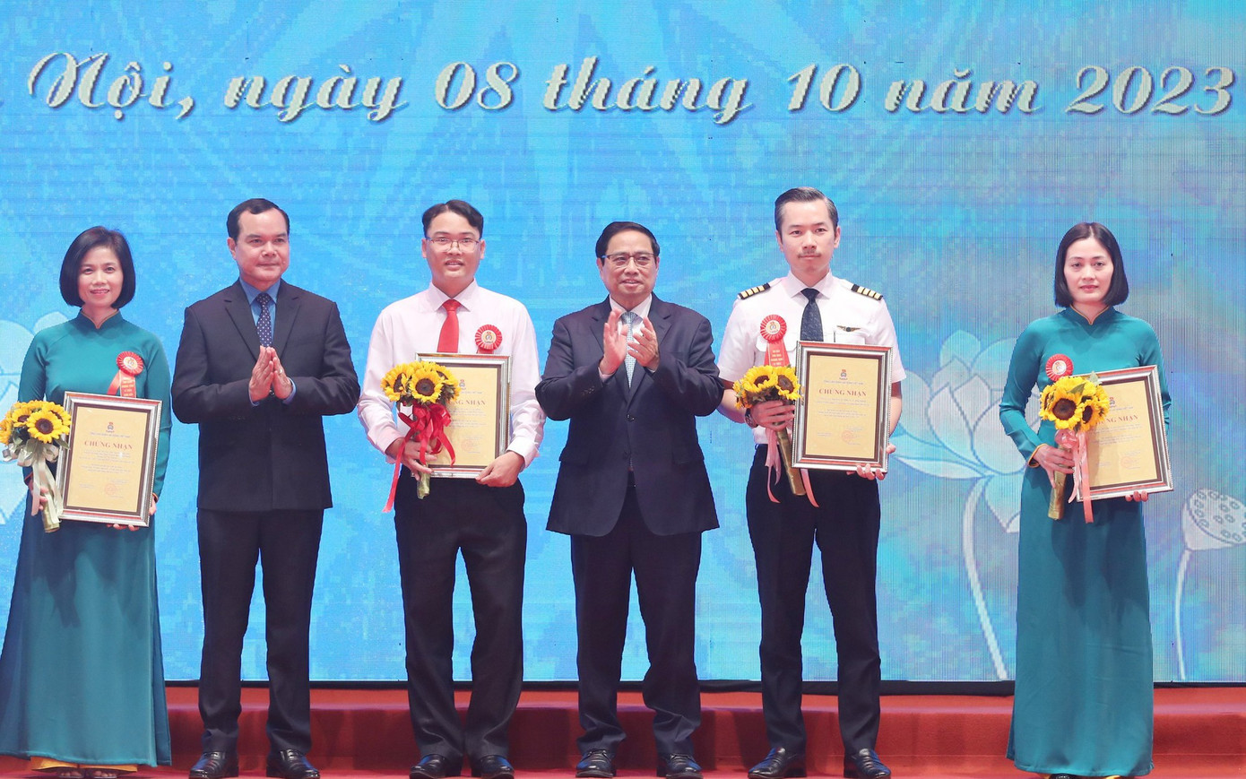 Thủ tướng trao các phần thưởng cao quý cho các tập thể, tác giả, nhóm tác giả xuất sắc tiêu biểu. Thủ tướng trao các phần thưởng cao quý cho các tập thể, tác giả, nhóm tác giả xuất sắc tiêu biểu.