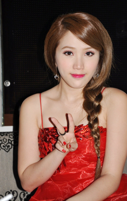 Hiền Thục Hoa hậu Ngọc Hân. "Nữ hoàng nội y" Ngọc Trinh Ca sĩ Phương Linh Hot girl Chi Pu Trúc Diễm Yến Trang Hot girl Kelly "Công chúa bong bóng" Bảo Thy Elly Trần Kim Hiền Trương Ngọc Ánh Hot girl Midu Dương Yến Ngọc Hồ Ngọc Hà Siêu mẫu Trang Trần Hot girl Huyền Lizze Jenifer Phạm "Bà mẹ nhí" Phương Trinh. Bảo Trân