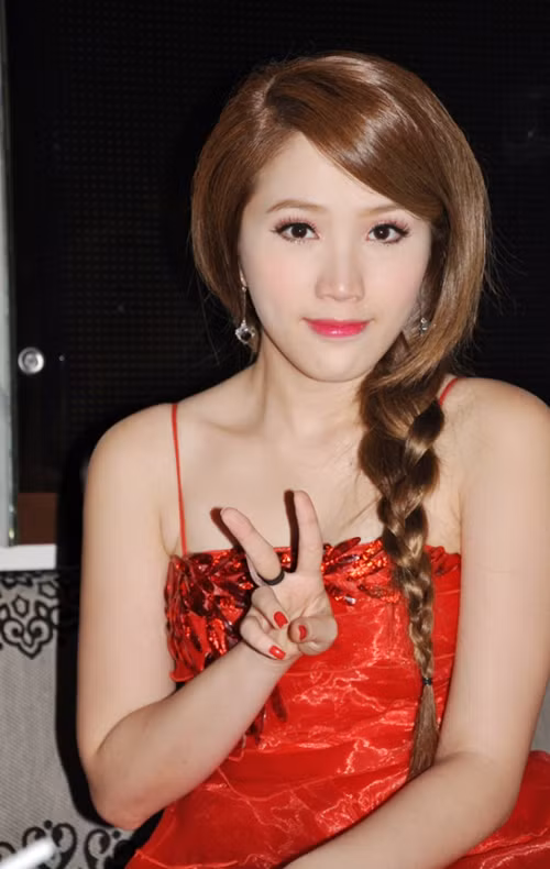 Hiền Thục Hoa hậu Ngọc Hân. "Nữ hoàng nội y" Ngọc Trinh Ca sĩ Phương Linh Hot girl Chi Pu Trúc Diễm Yến Trang Hot girl Kelly "Công chúa bong bóng" Bảo Thy Elly Trần Kim Hiền Trương Ngọc Ánh Hot girl Midu Dương Yến Ngọc Hồ Ngọc Hà Siêu mẫu Trang Trần Hot girl Huyền Lizze Jenifer Phạm "Bà mẹ nhí" Phương Trinh. Bảo Trân