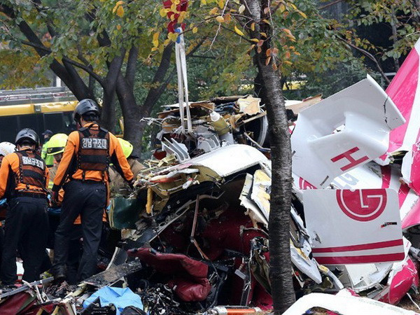 Lực lượng cứu hộ tiến hành dọp dẹp hiện trường vụ tai nạn. Ảnh: Yonhap