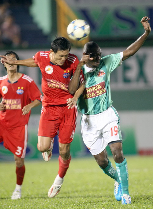 B.Bình Dương (áo đỏ) đã nếm 