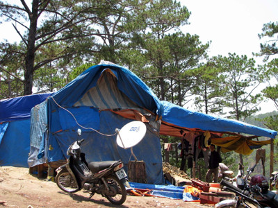 Khu lán trại lắp đặt chảo vệ tinh truyền hình	Ảnh: K.A