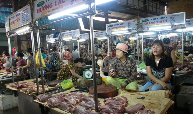 Chị Hương bất ngờ vì Tết năm nay lượng heo bán giảm