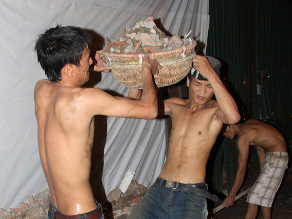 È cổ đội cả trăm thúng mỗi đêm. Ảnh: Trường Phong