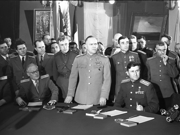 Zhukov tại lễ ký văn bản chấp nhận đầu hàng của Đức