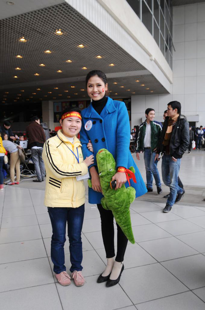 Phần thưởng dành cho hai người đẹp là hai chú cá sấu nhồi bông. Phần thưởng dành cho hai người đẹp là hai chú cá sấu nhồi bông