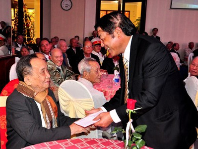 Tặng quà mừng năm mới và mừng thọ đến các cụ. Tặng quà mừng năm mới và mừng thọ đến các cụ