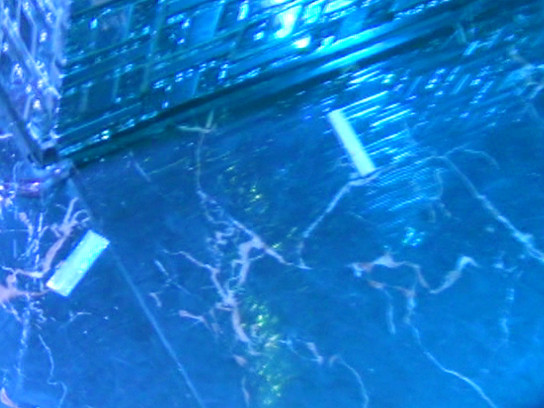 Nhiều tép ma túy bị vứt vương vãi dưới sàn nhà