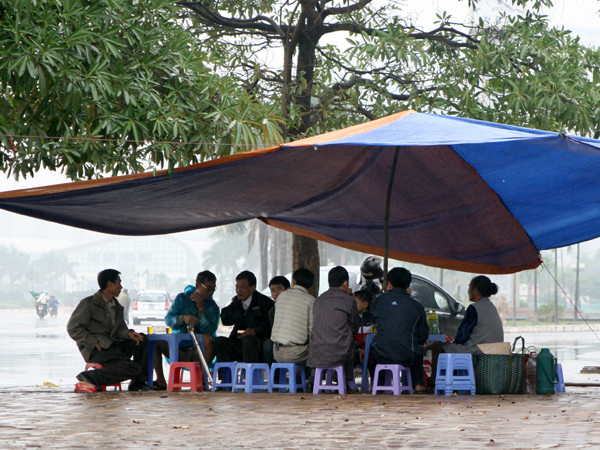 Mặc dù trời mua tầm tã, song nhiều người vẫn đội mua đi tìm vé