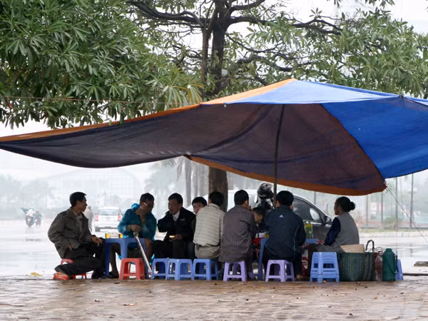 Mặc dù trời mua tầm tã, song nhiều người vẫn đội mua đi tìm vé