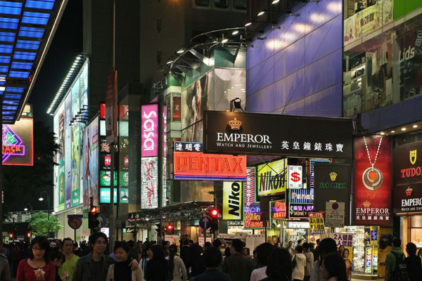 Hồng Kông là thiên đường mua sắm với phong phú các cửa hàng cũng như chủng loại mặt hàng. Ảnh: wordpress. HongKong là thiên đường mua sắm với phong phú các cửa hàng cũng như chủng loại mặt hàng. Ảnh: wordpress