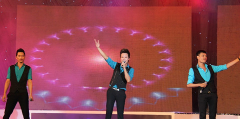 Nhóm Biển xanh sau khi tái hợp cũng xuất hiện trên sân khấu thủ đô và gửi tặng khán giả các ca khúc: Tìm lại - Nối Vòng Tay Lớn - Liệu rằng em có nhớ tới Anh