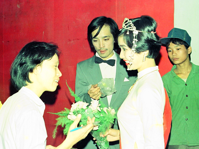 Hoa hậu Bùi Bích Phương trả lời phỏng vấn sau Lễ đăng quang. Ảnh: Mai Nam