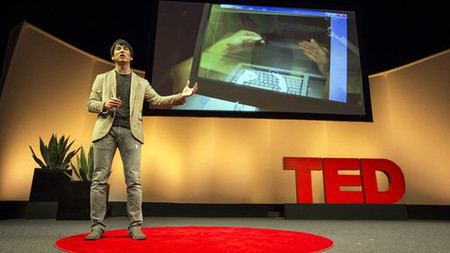 Jinha Lee giới thiệu màn hình SpaceTop 3D tại diễn đàn TED (Công nghệ-giáo dục-thiết kế) tại Los Angeles. Jinha Lee giới thiệu màn hình SpaceTop 3D tại diễn đàn TED (Công nghệ-giáo dục-thiết kế) tại Los Angeles