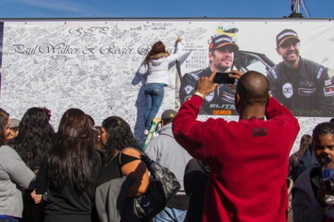 Mọi người cùng nhau ký tên và để lại những dòng chữ tưởng nhớ anh