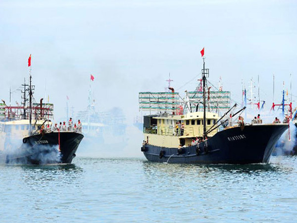 Đội tàu cá 30 chiếc của tỉnh Hải Nam (Trung Quốc) trở về ngày 29-7 sau khi đánh bắt ở khu vực quần đảo Trường Sa của Việt Nam. Ảnh: Xinhua