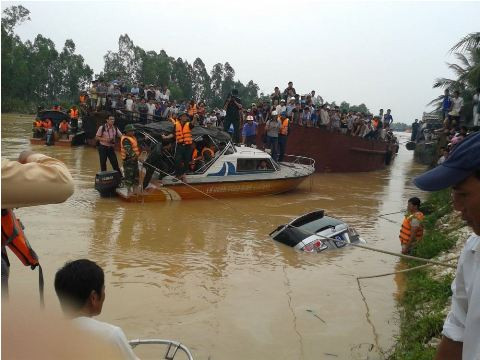 Trục vớt chiếc xe chở PGĐ Sở Công thương