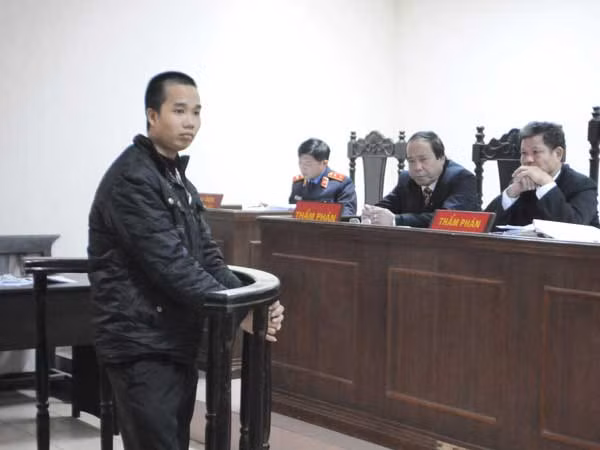 Bị cáo Hòai bình tĩnh trả lời các câu hỏi của Chủ tọa