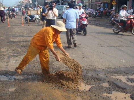 Những ổ gà, ổ trâu trên quốc lộ 20 được dặm vá thô sơ bằng đất (Ảnh chụp tại khu vực xã Gia Kiệm, huyện Thống Nhất, Đồng Nai) 