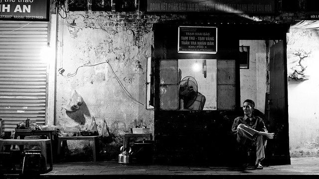 Căn gác cũ kỹ ở phố sách Đinh Lễ Chiếc quạt trần xưa cũ lặng yên trong một buổi tối mùa đông Cậu bé ngồi vẽ Tháp Rùa Gian gác của một bác an ninh già - Quán vắng không người, chiếc bonsai trên tường, bác an ninh im lặng nhìn xa xăm - tất cả cùng một sự đồng điệu và cuốn hút kì lạ. Không ồn ã như các phố Đinh Lễ hay Nguyễn Xí, sạp báo nhỏ ở đầu Hàng Trống vẫn lặng lẽ sáng lên mỗi tối.