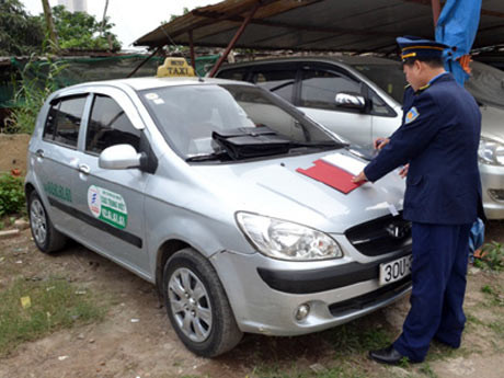 Đầu tháng 4, Thanh tra giao thông Hà Nội đã phát hiện một taxi của hãng Trung Việt lắp thiết bị điều khiển từ xa làm sai lệch giá cước trên đồng hồ. Ảnh: báo Kinh tế đô thị