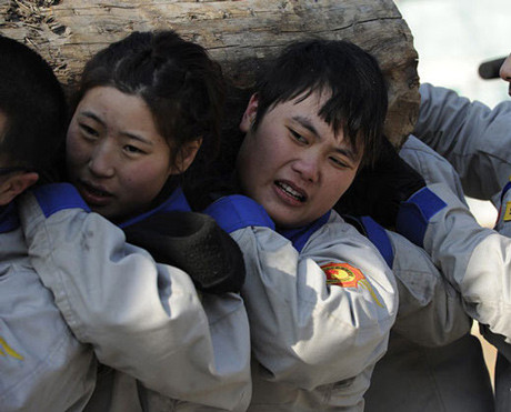 Rèn thể lực không thua kém gì đấng mày râu 